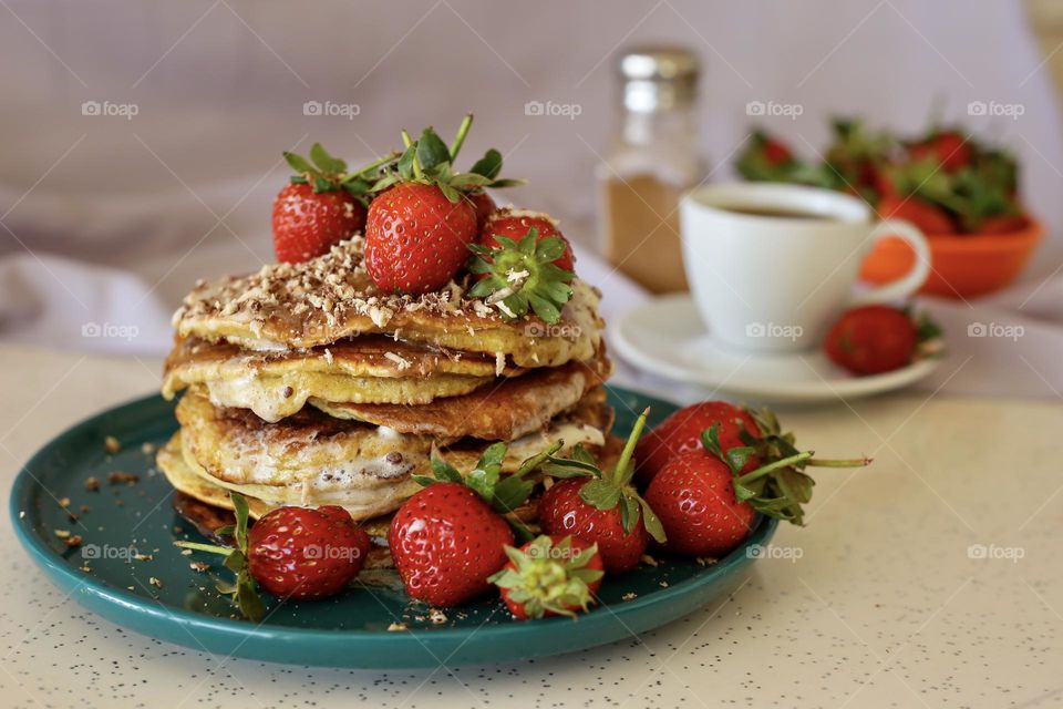 Pancakes with strawberries 