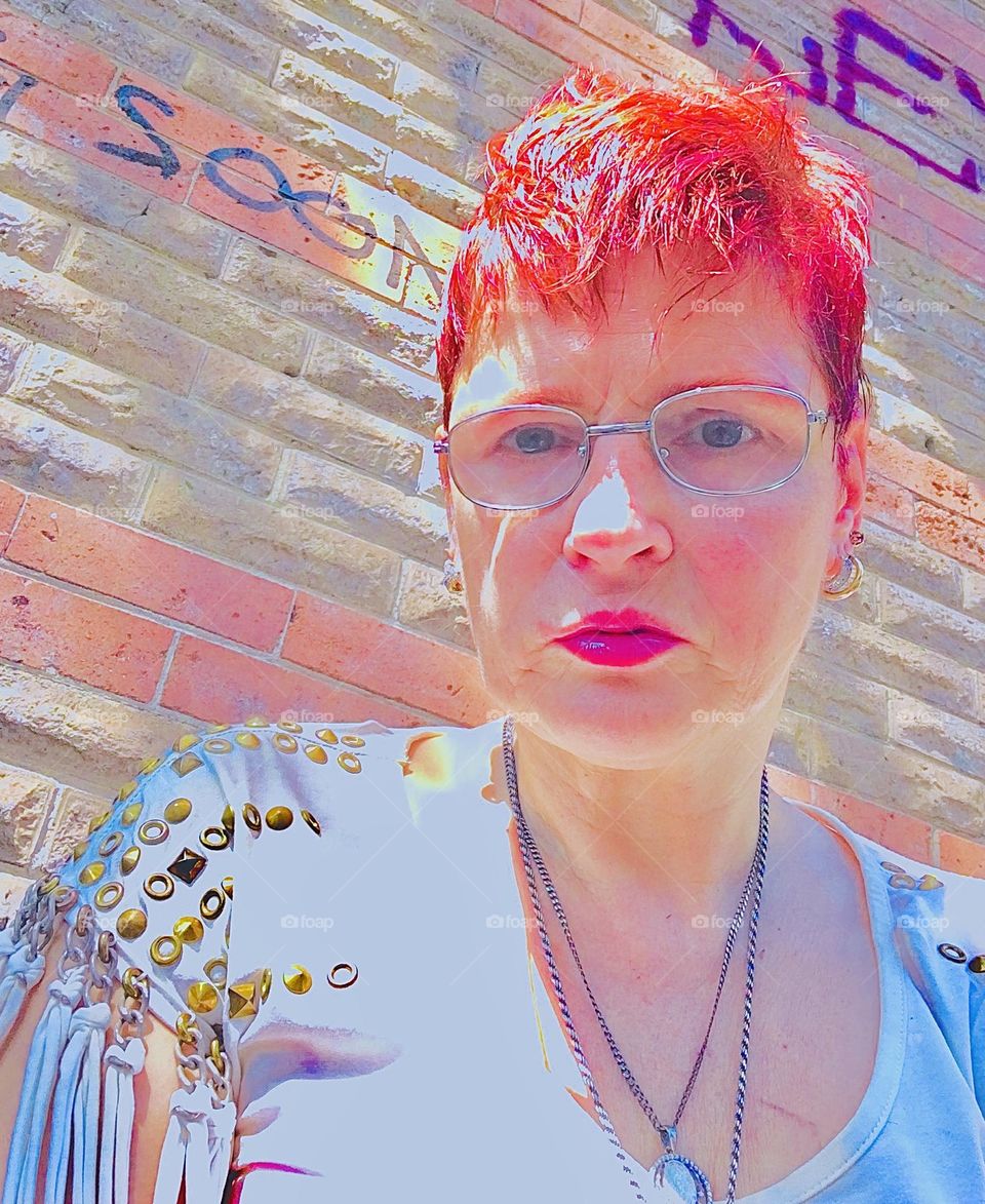 On a balmy summertime afternoon I, „Petra Schiller“ find myself once again in „Clinton Hill“, Brooklyn waiting for a ride home to „Newtown Creek“ on „Waverly Av“ off „Fulton St“. 2020. Hypnotic Productions