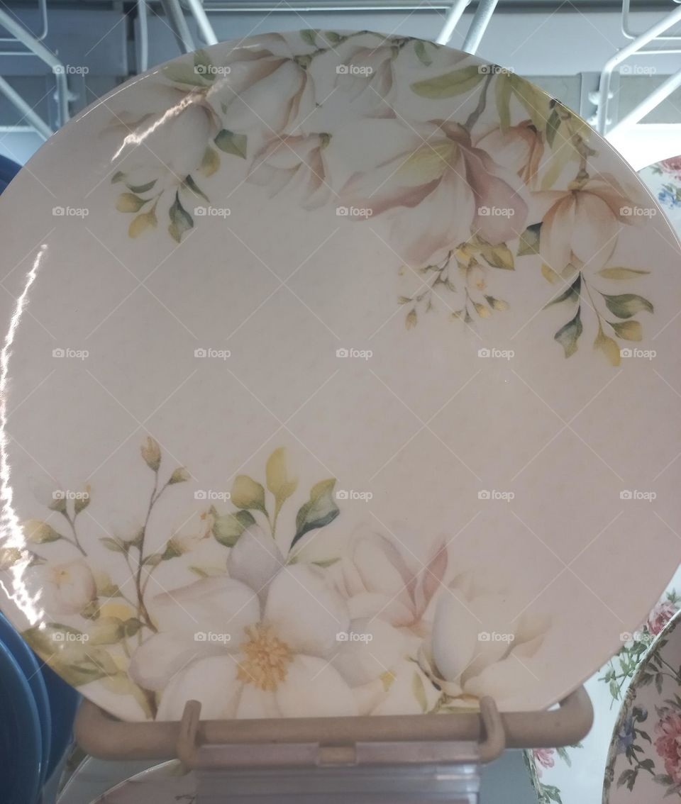 Peça de porcelana, visual delicado, elegante,  refinado e muito  resistente.  A porcelana   não  é aderente, nem porosa. Por isso não  absorve água  ou resíduos  de alimentos