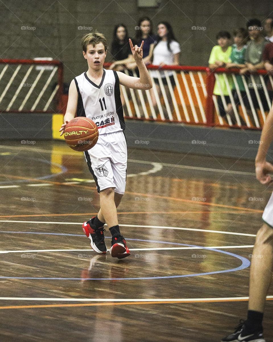 jogador de basquete selecionando jogada.