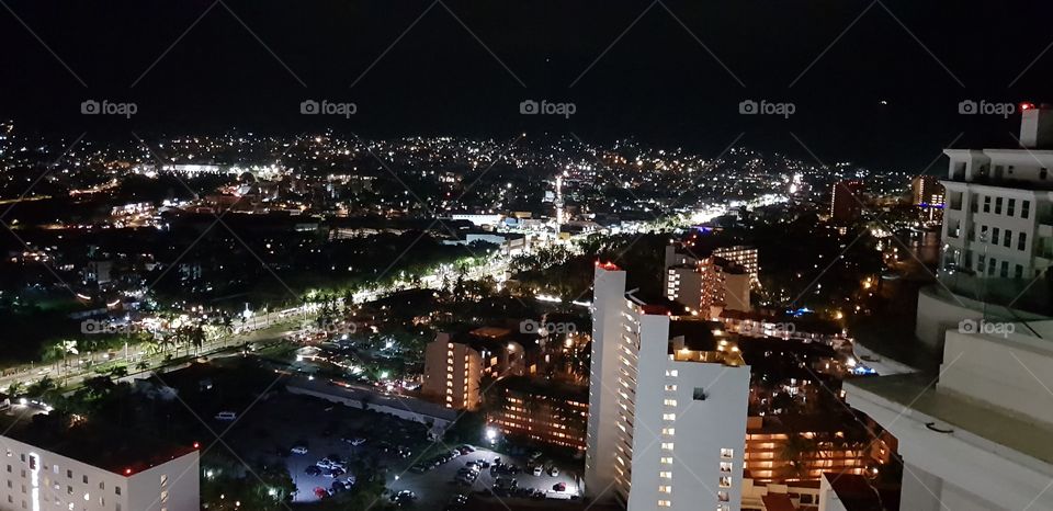 Una parte de la ciudad de Puerto Vallarta de noche