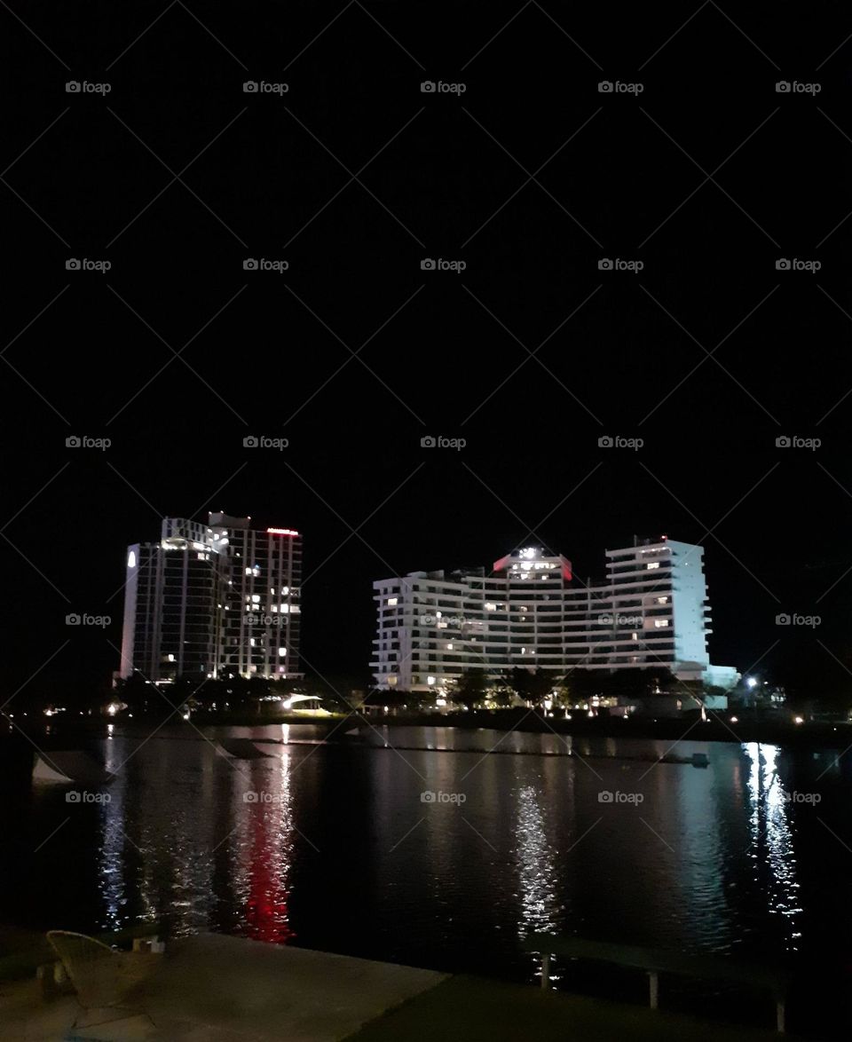 vista nocturna de edificios y lago