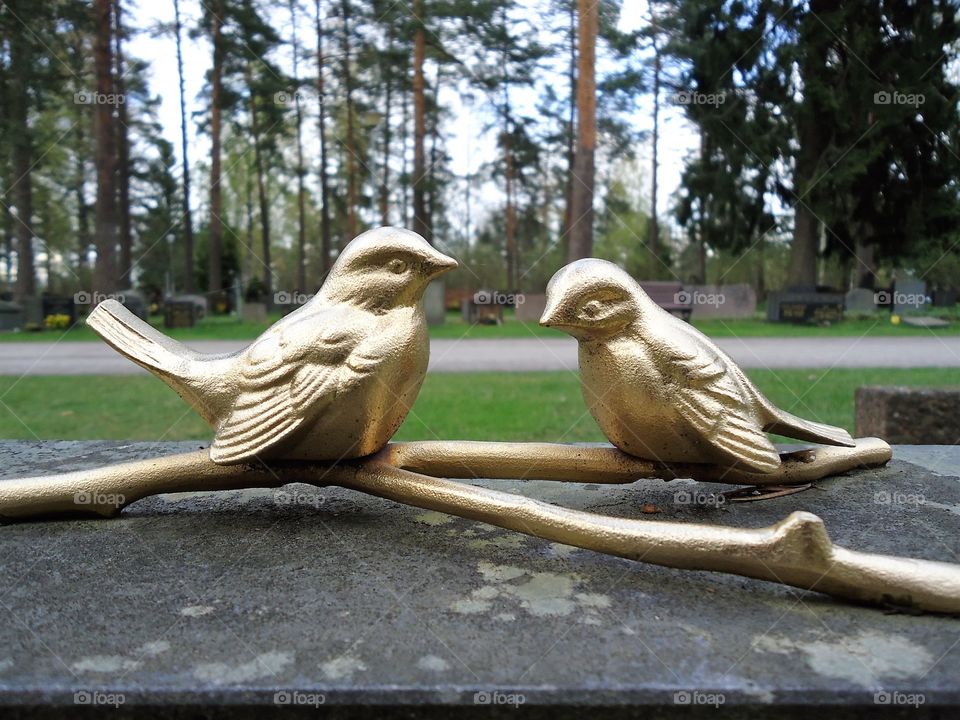 metal birds statue in nature