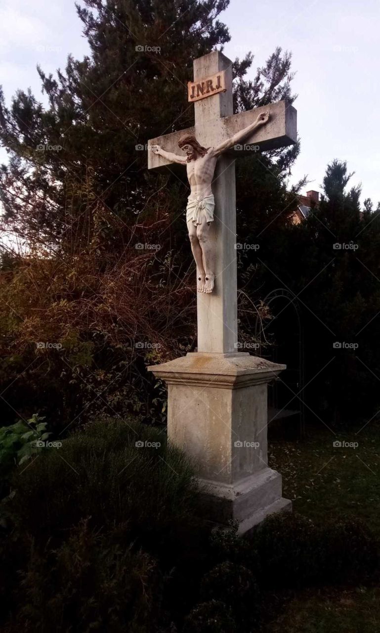 Jesus am Kreuz , für ländliche Gegenden ,in der früheren Zeit  alltäglich,und ein Denkmal