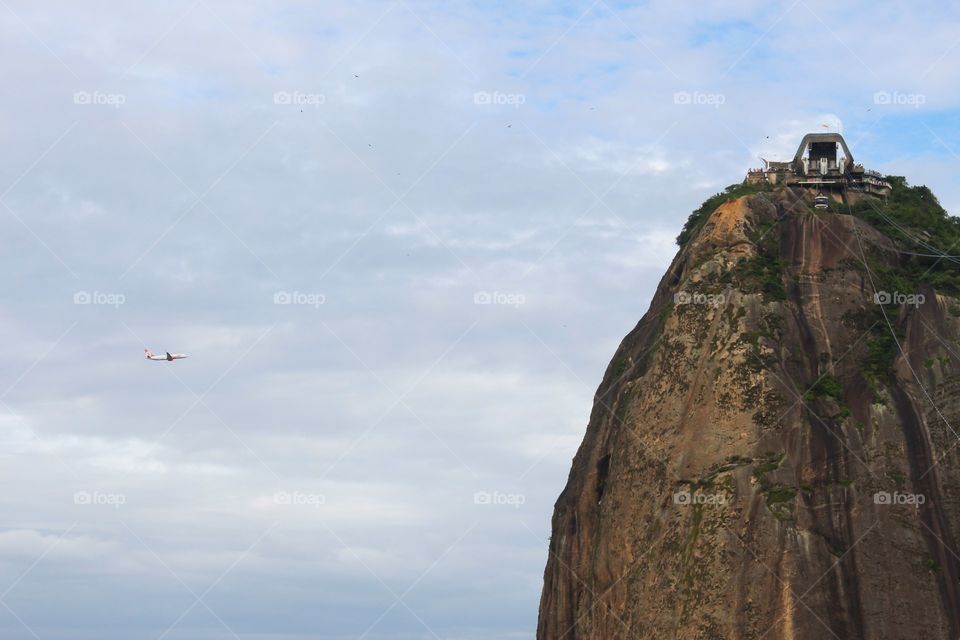GOL Airlines airplane passing by Sugar Loaf