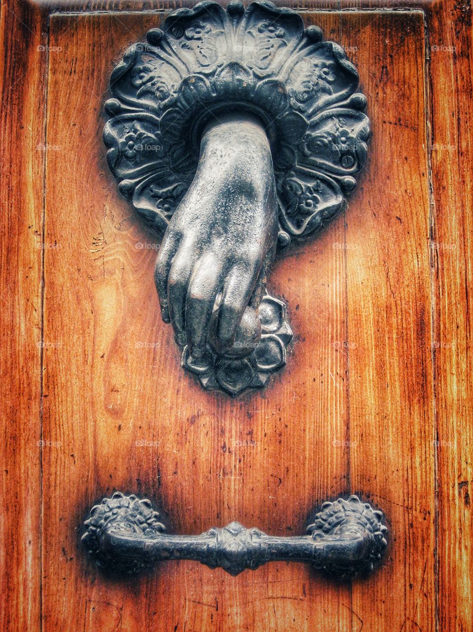 Door knocker 