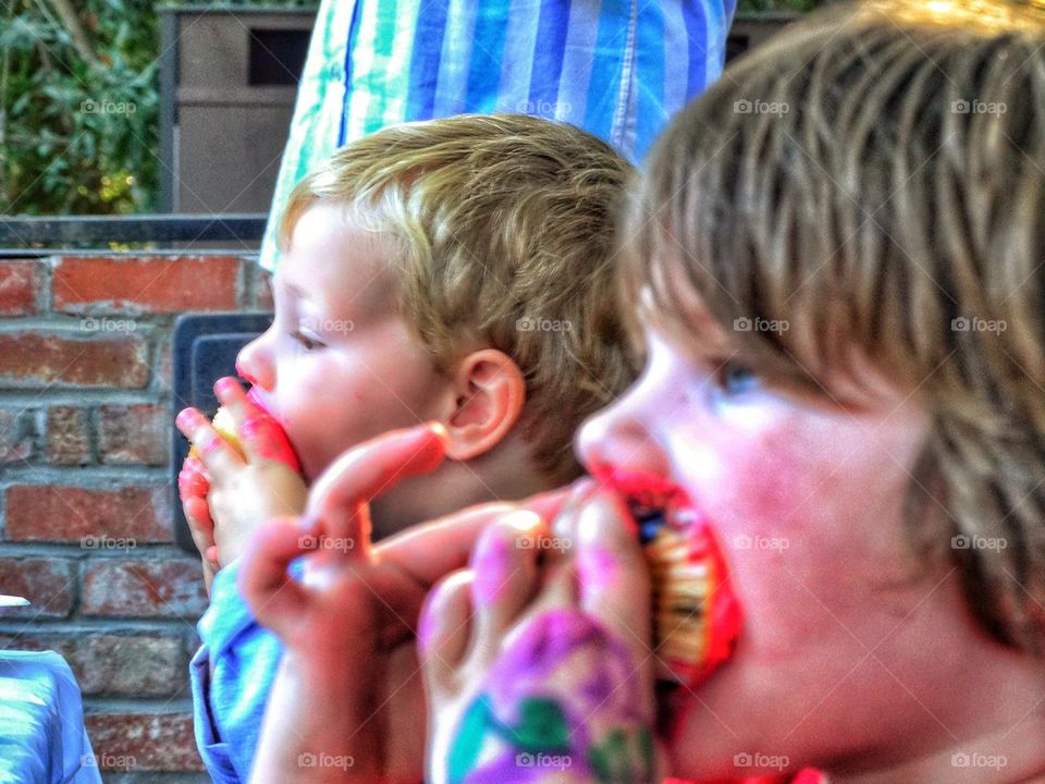 Kids eating cupcakes