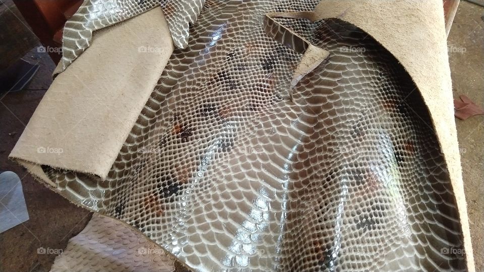 Manta de couro legítimo de bovino, prensado imitação de couros de bichos exóticos como avestruz, jacaré, cobra, elefante...  preparado para fabricação de calçados, bolsas, botas country no Brasil.