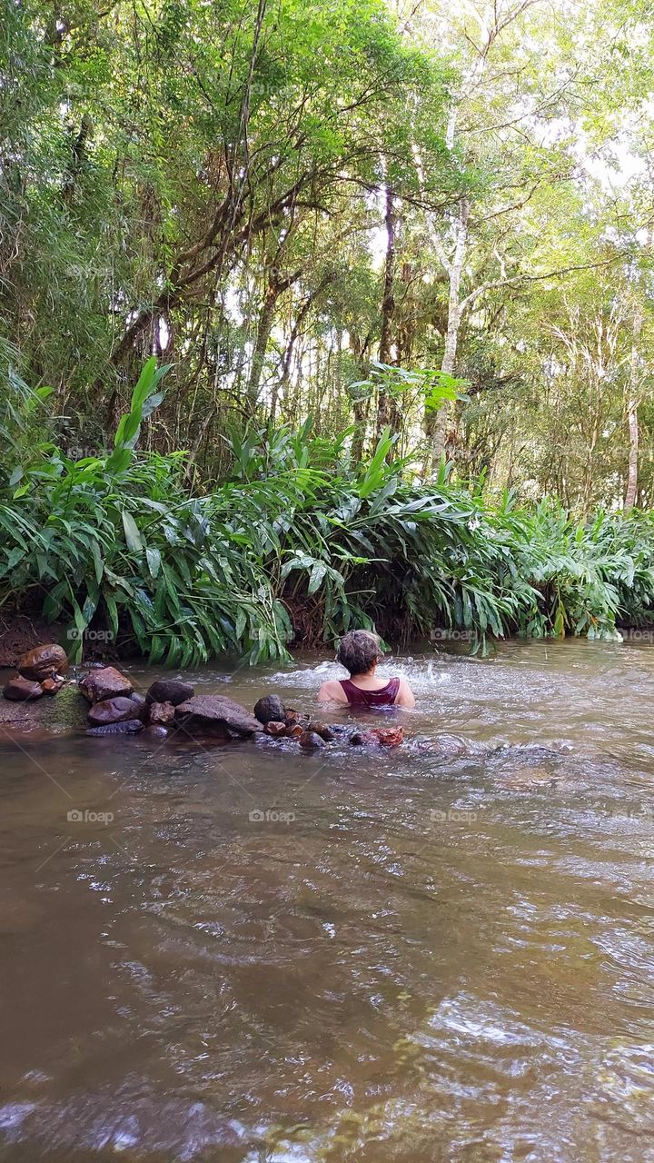 Um riacho bucólico com águas transparente e fria que refresca o corpo e revigora a alma.