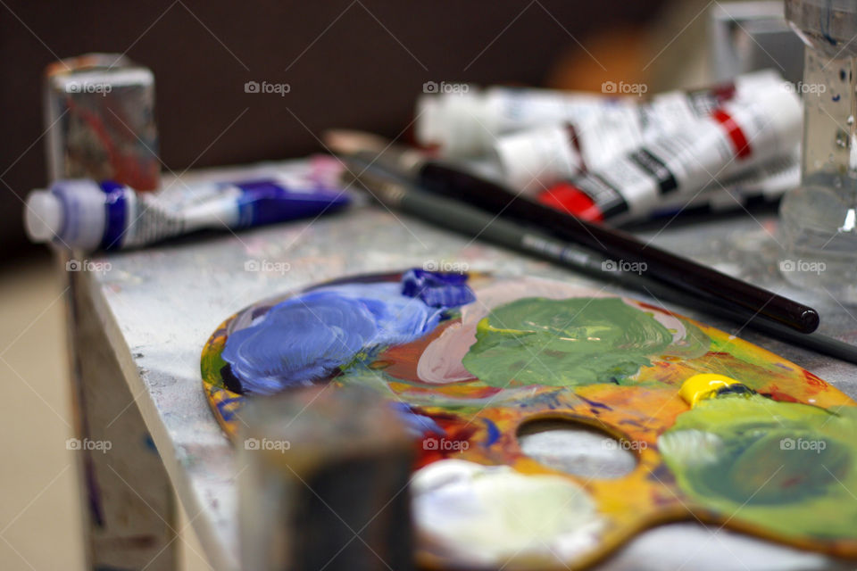 An artist's palette and paints ready to be used by an artist