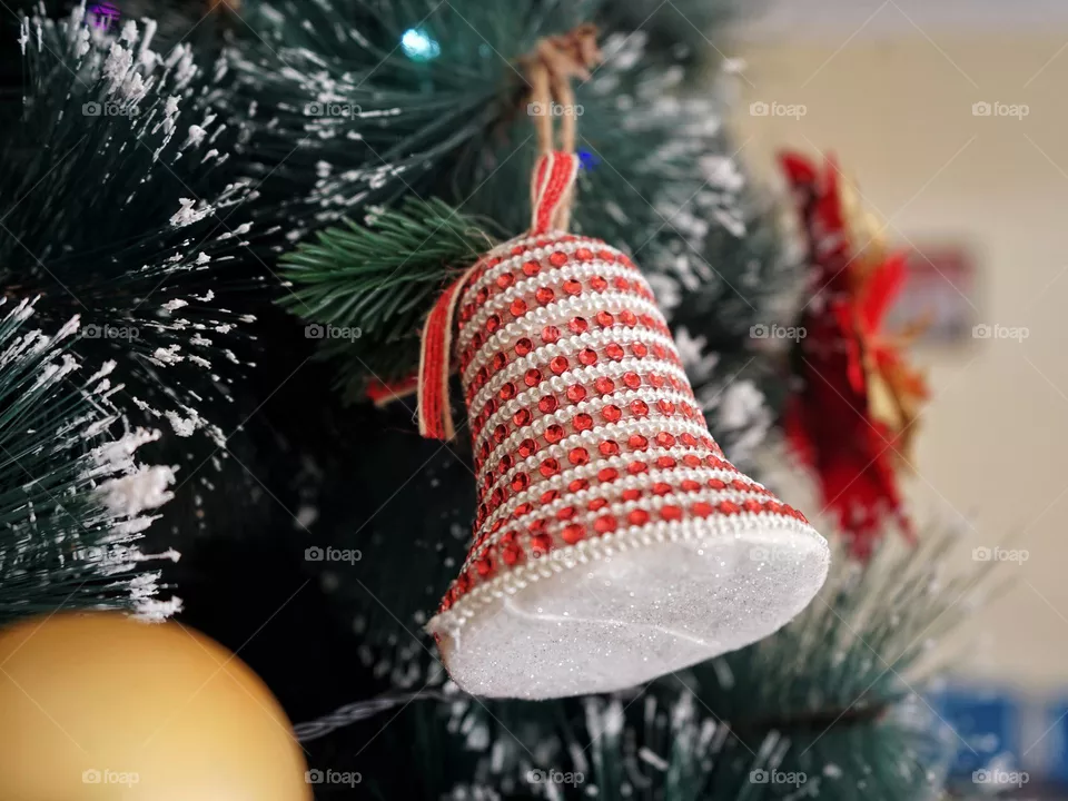 Generally, the Christmas trees used are decorated with various simple decorations, such as roses made of colored paper.