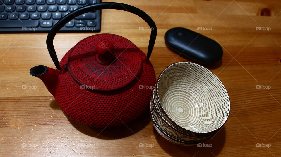 This is a clear example of the Smart Work. Today you learn to work by drinking a cup of tea within your home. In this photo you can see the teapot, the cups and the computer