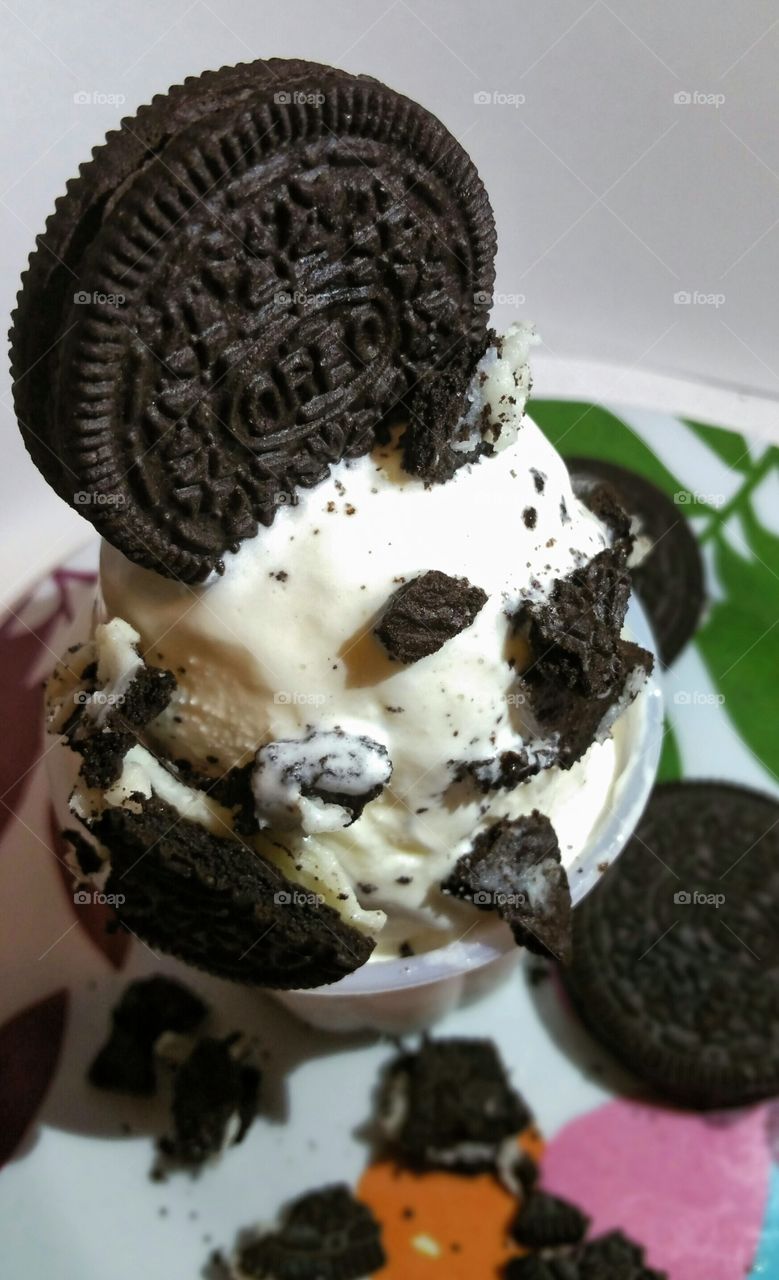 Vanilla ice cream with Oreo cookie