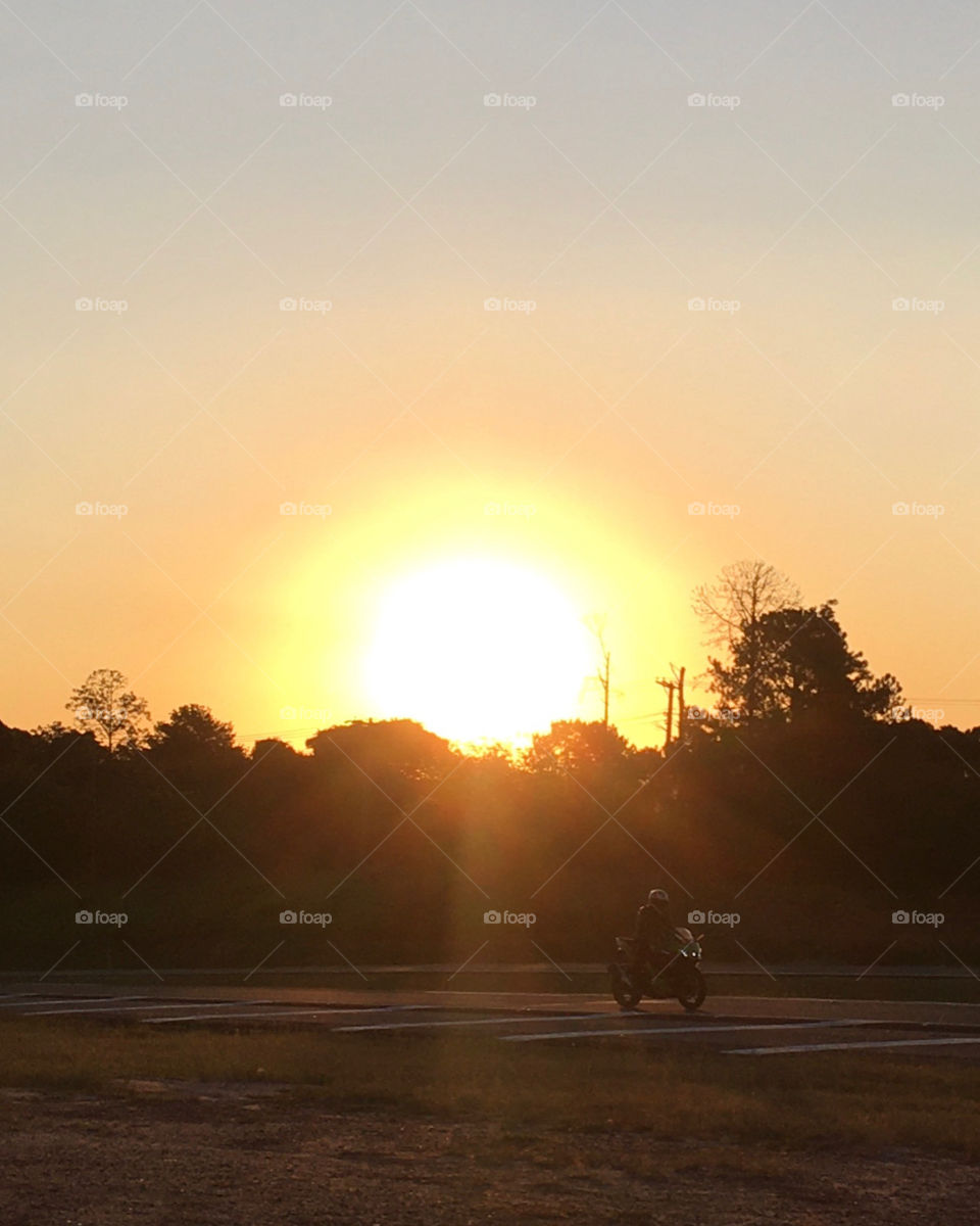 The golden hour, where the sun shows its grandeur at the side of the highway.  Live nature and its beauty! / A hora dourada, onde o sol mostra sua imponência à beira da rodovia. Viva a natureza e sua beleza!