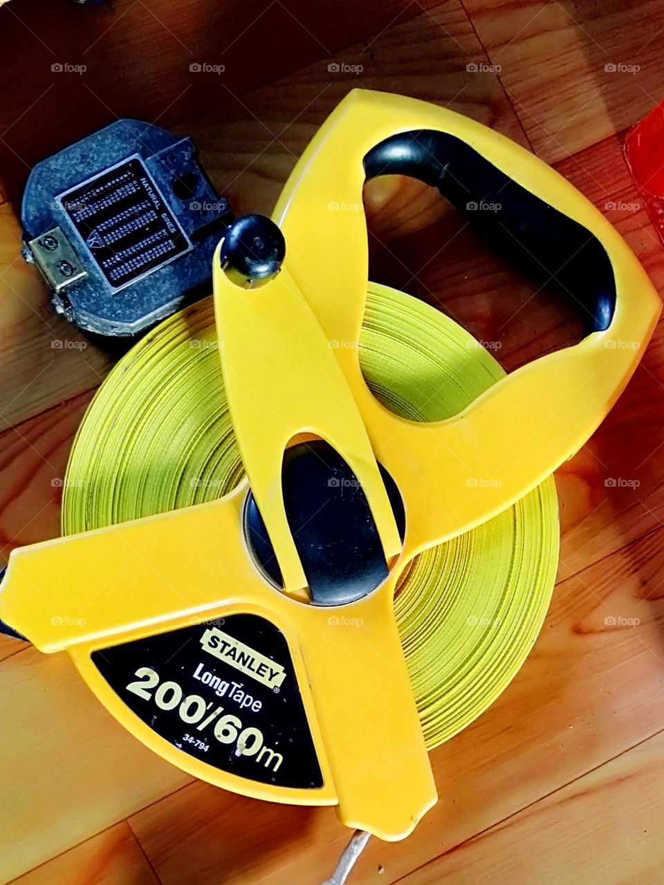 Spotted triangle shape on Open Reel Fiber Glass Long Tape Measure.