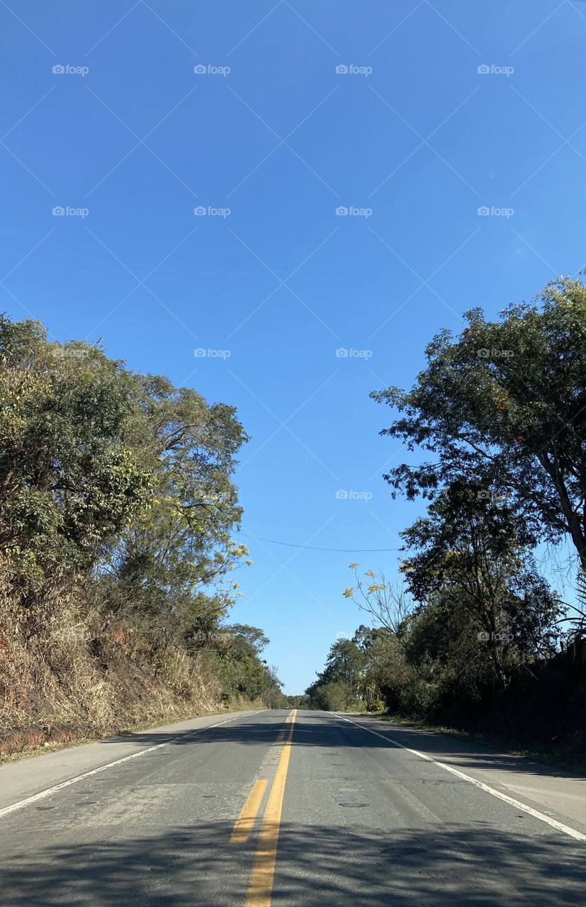 Meio-dia e tudo azul no front. 
Esse infinito anil nos contagia em ânimo.
📸
#FOTOGRAFIAéNOSSOhobby
#azul #céu #inspiration #MotivationMonday #natureza 