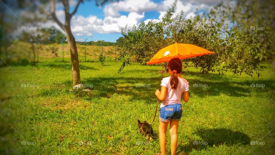 criança passeando com o cachorro