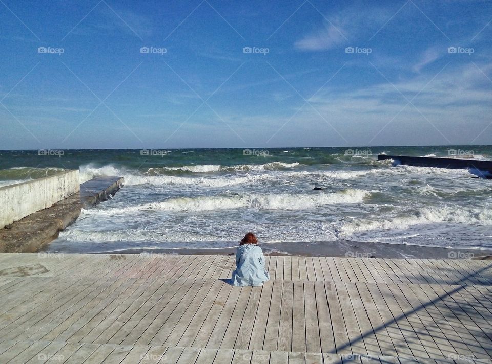 the girl looks at the sea девушка смотрит на море
