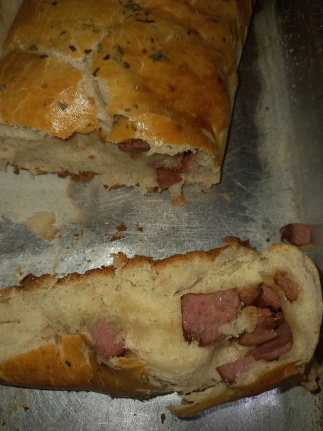 Pão caseiro com recheio.