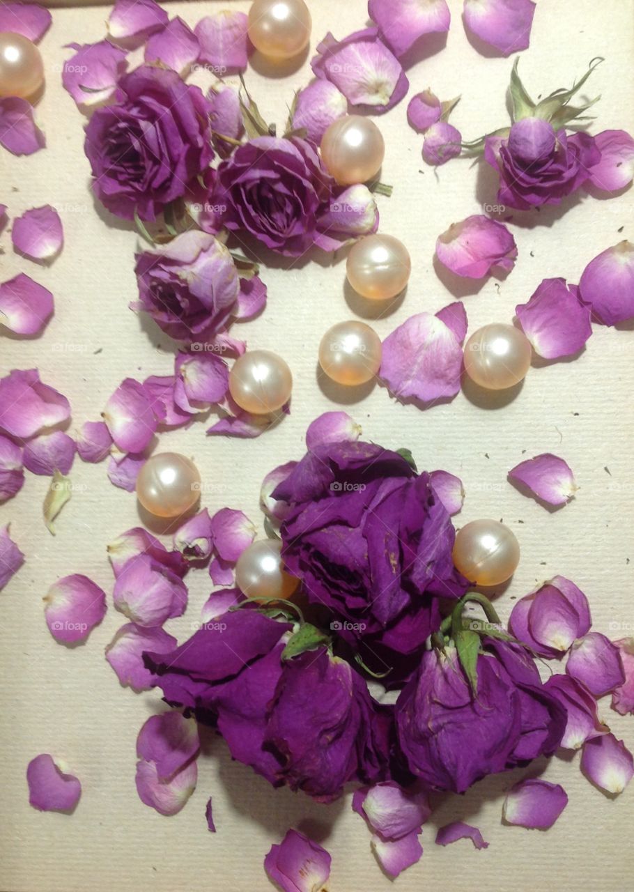 Balls with essential oils and dried roses