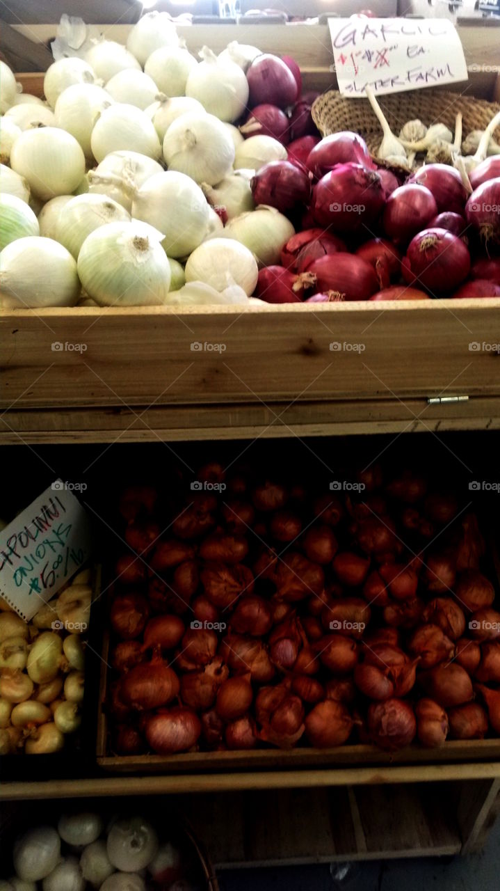 Fresh red and white onions in mall