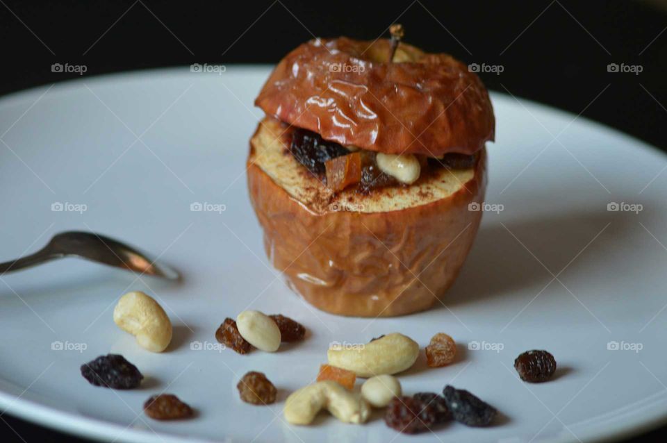 BAKED APPLE WITH HONEY, CINNAMON AND RAISINS