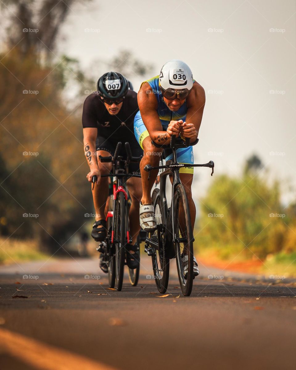 atletas de bicicleta em prova de triatrlhon.