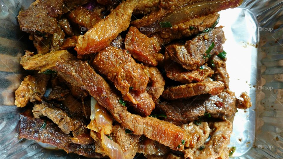 Uma deliciosa porção frita, de carne bovina.