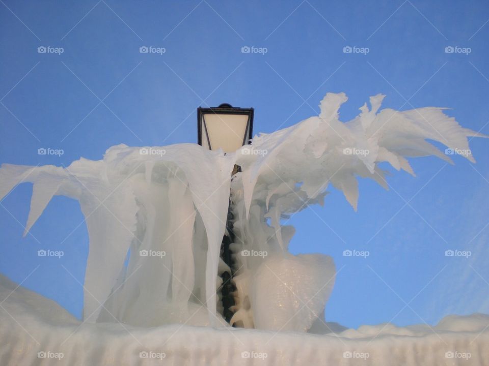 Sculpture de glace autour d'un réverbère 