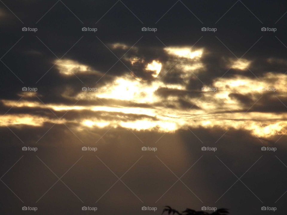 Sonnenstrahlen durch die dunklen Wolken