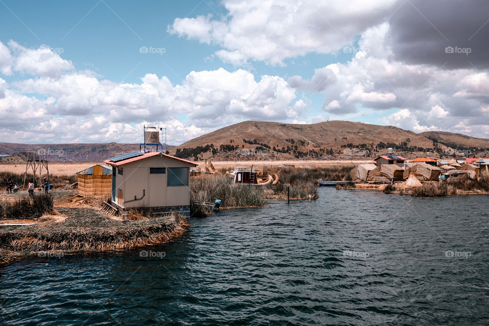 los uros en puno Perú, casas construidas sobre el lago Titicaca