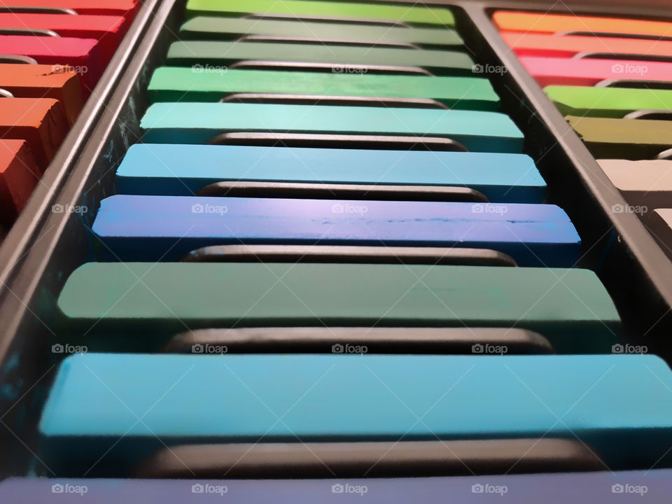 multicolored crayons for drawing