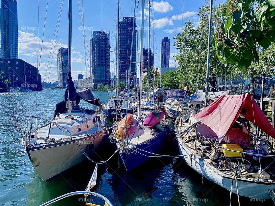 As the sun begins to set behind the horizon the warm golden light it gives seems especially strong and especially beautiful as it is here at „Newtown Creek“ by the „Pulaski Bridge“ in LIC, Queens. 2023. Hypnotic Productions