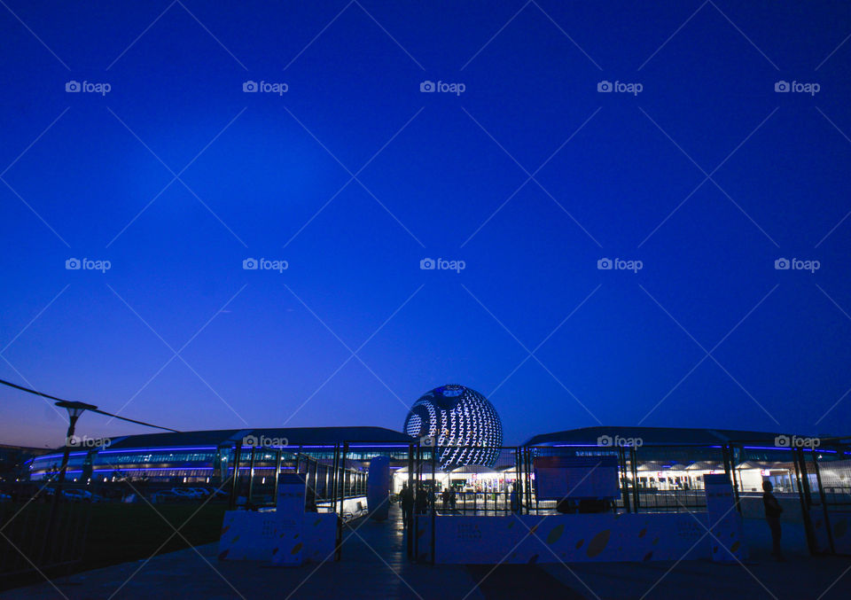 выставочный павильон Экспо 2017 в Казахстане в виде пара ночной вид