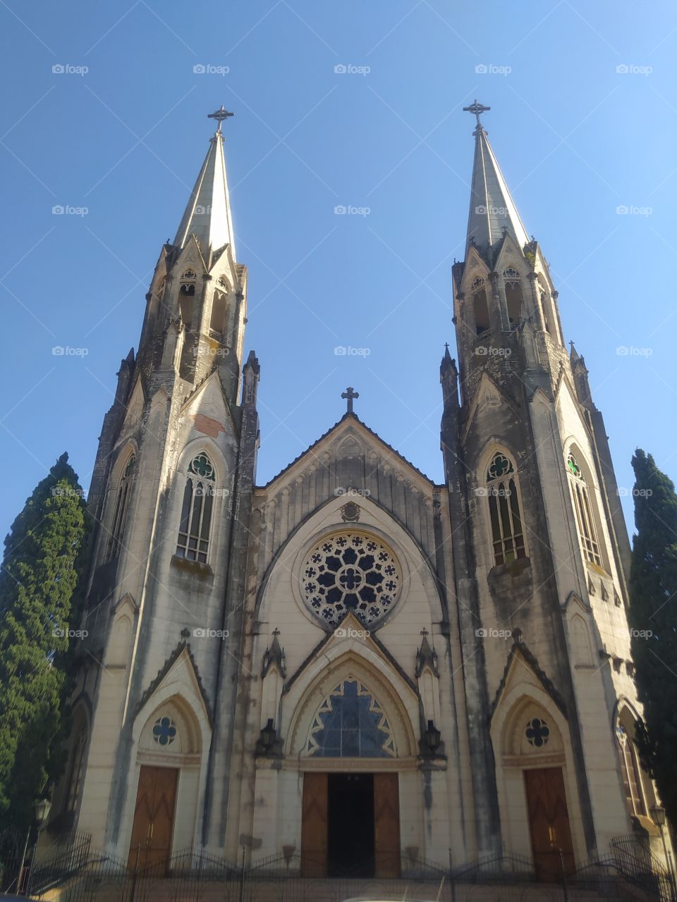 igreja católica no centro de cidade em interior de São Paulo com estruturas góticas.