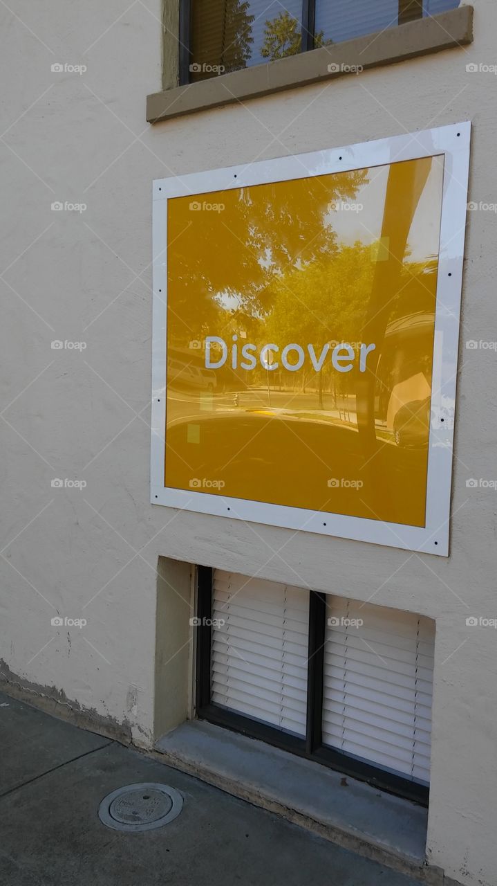 yellow discover sign