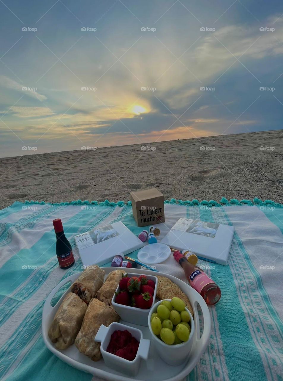 Picnic en la playa y atardecer bonito