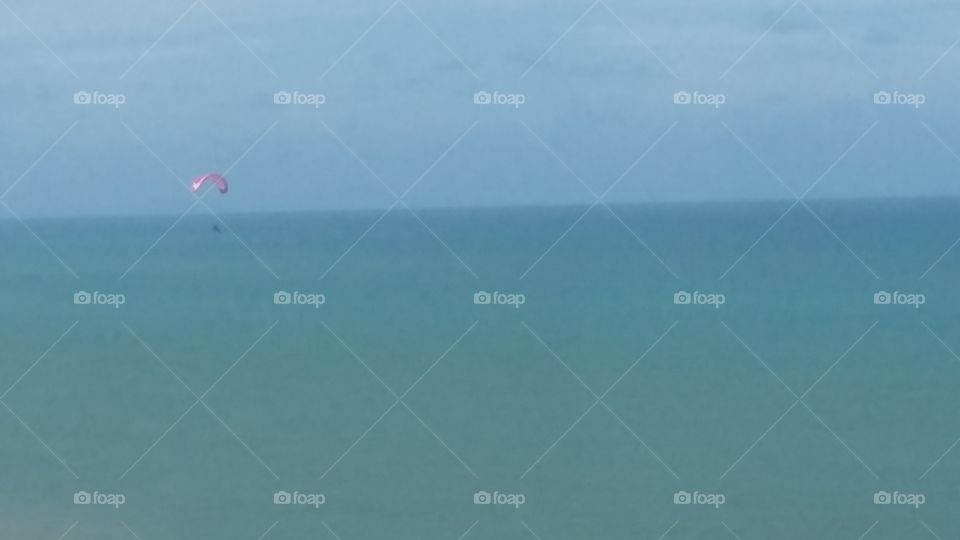 paraquedas sobre o mar