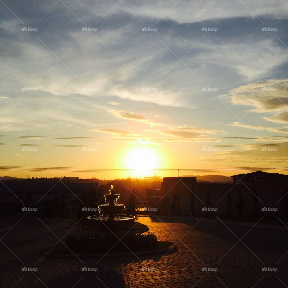 O sol sendo protagonista da natureza neste belo entardecer! 🇧🇷/
The sun being the protagonist of nature in this beautiful sunset! 🇺🇸