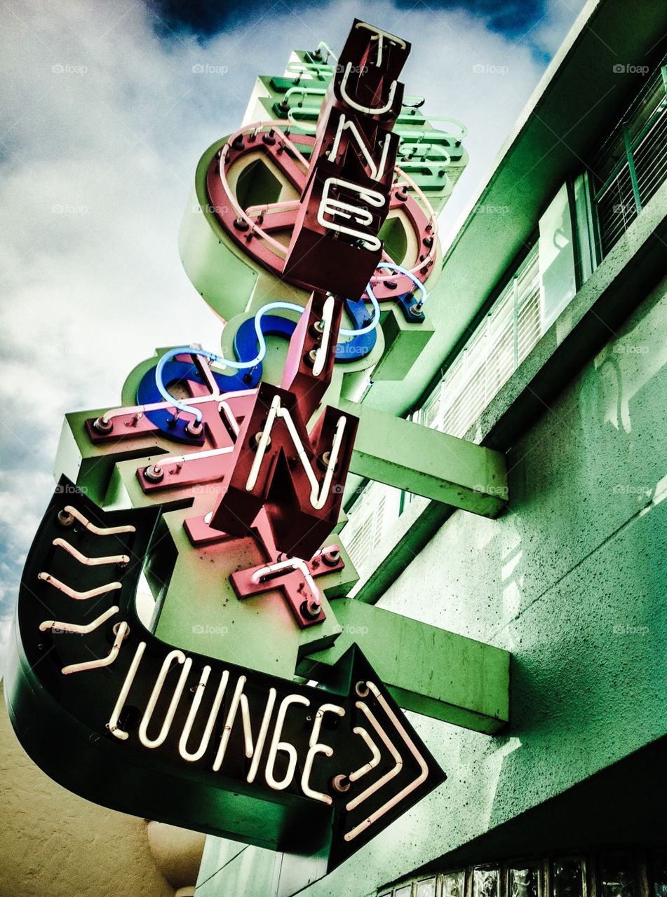 Tune in lounge at Disney Hollywood studios, a great place to sip a refreshing cocktail while waiting for everyone. 