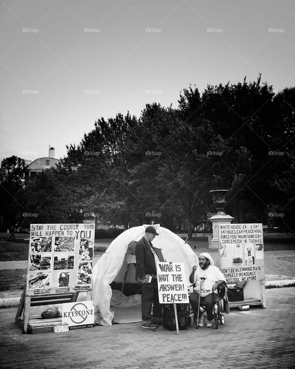 Man protests against war