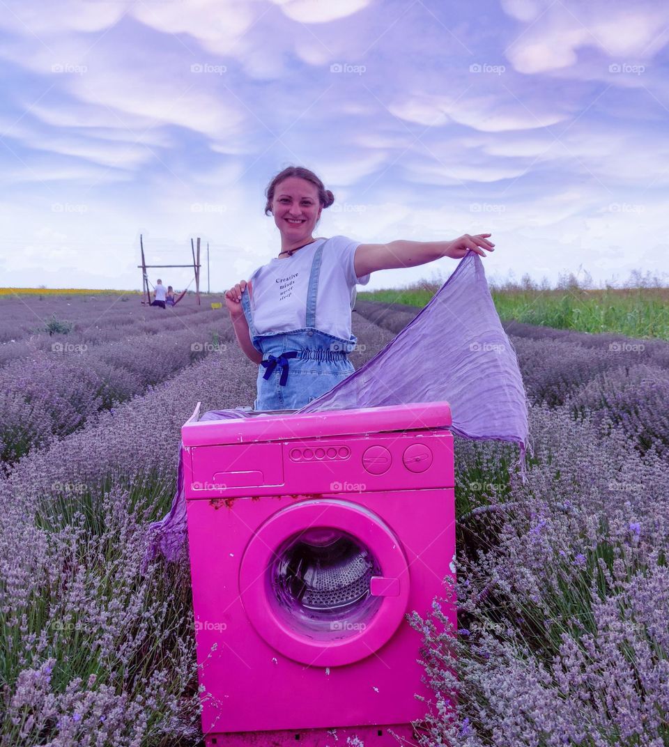 Go green (or pink) with an old washing machine for lavender photo sessions in the fields