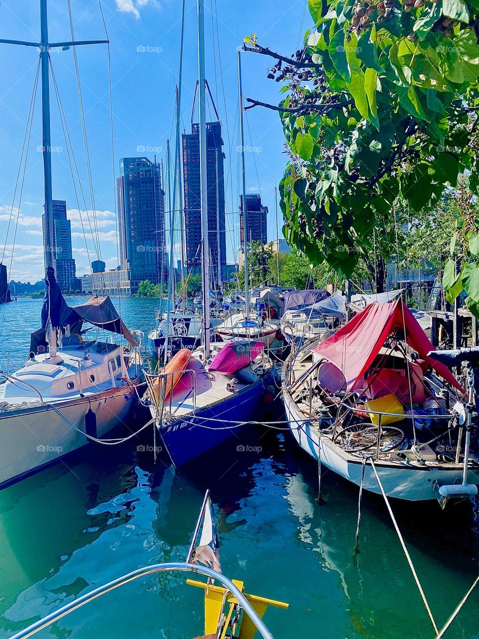 The golden hour is upon us here at „Newtown Creek“ by the „Pulaski Bridge“ in LIC, Queens illuminating all that is with a warm golden glow filled with solar energy. 2023. Hypnotic Productions