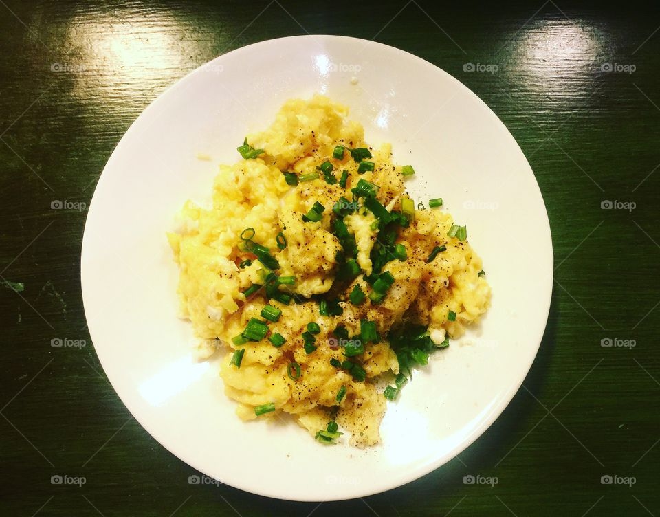 Scrambled eggs with fresh chives