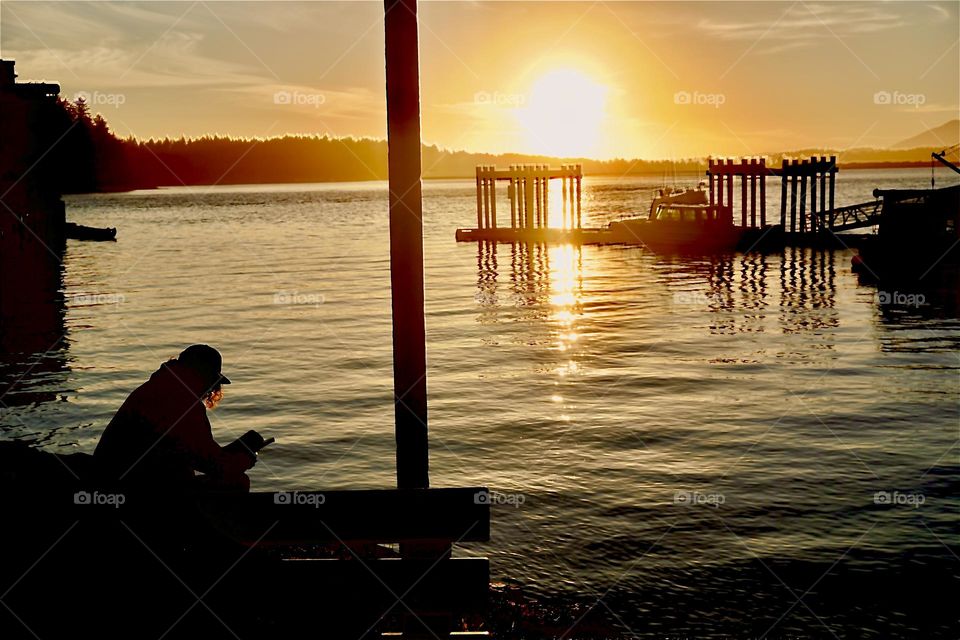 I love this “Golden Hour” photo I took whilst on holiday in Canada … I was in a restaurant and had ordered my meal and decided to wander down to the harbour to see the sunset … I love how the guys hair lights up 😂