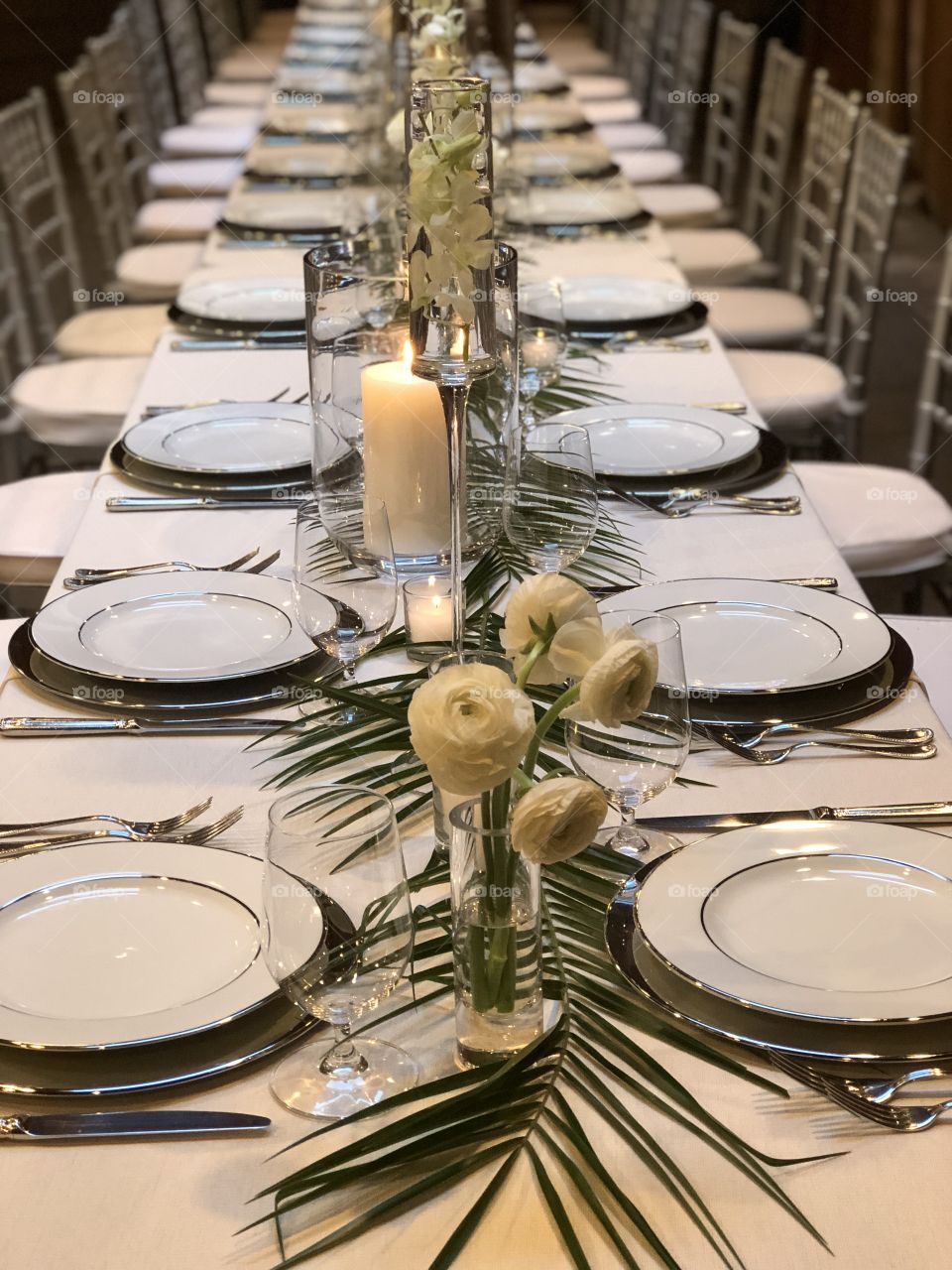 Christmas dinner tabslescape with palm tree leaves