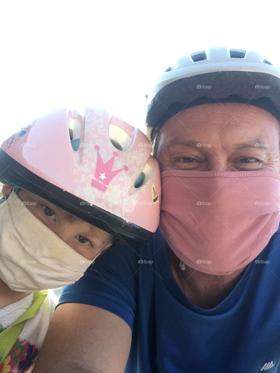 Even numbers: father and daughter ready to ride!  We took our bicycle and together we went for a walk, well protected. / Números pares: pai e filha prontos para pedalar! Pegamos nossa bicicleta e juntos saímos para passear, bem protegidos.