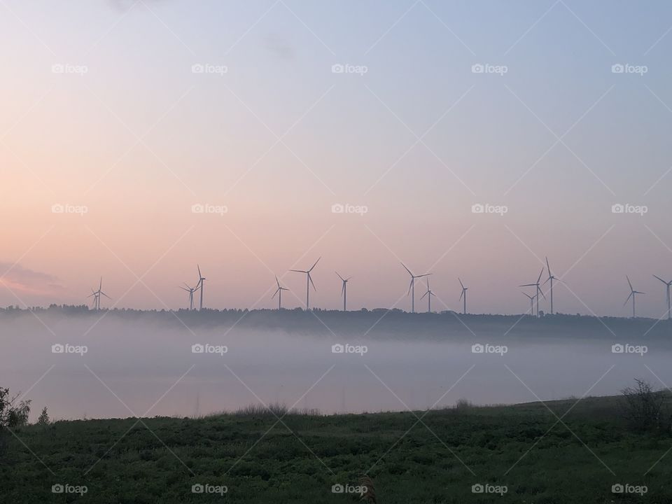 Windräder und Nebel 