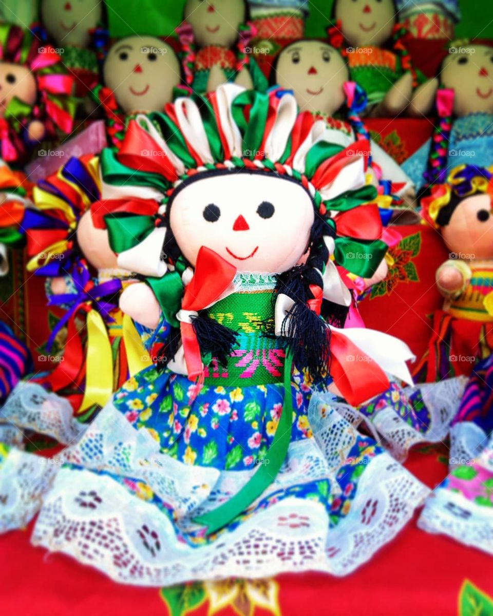 Various types of rag dolls have been made, but the most common have smiling faces, indigenous-like dress, and hair braided with ribbons. They have been called "Marias," but are more often simply called "rag dolls" 👗🏜〰🎎