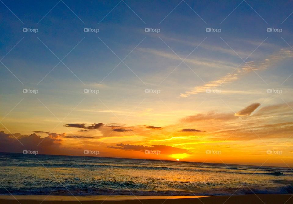 Last Glimpse . Sunset on Hawaiian beach .